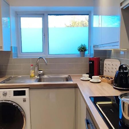 Comfortable 1 Bed Flat With Air Con บอร์แรมวูด ภายนอก รูปภาพ