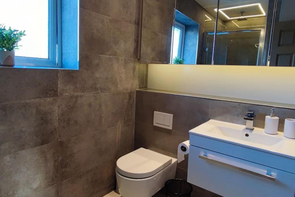Comfortable 1 Bed Flat With Air Con บอร์แรมวูด ภายนอก รูปภาพ