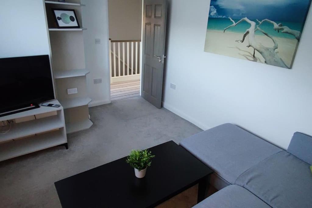 Comfortable 1 Bed Flat With Air Con บอร์แรมวูด ภายนอก รูปภาพ